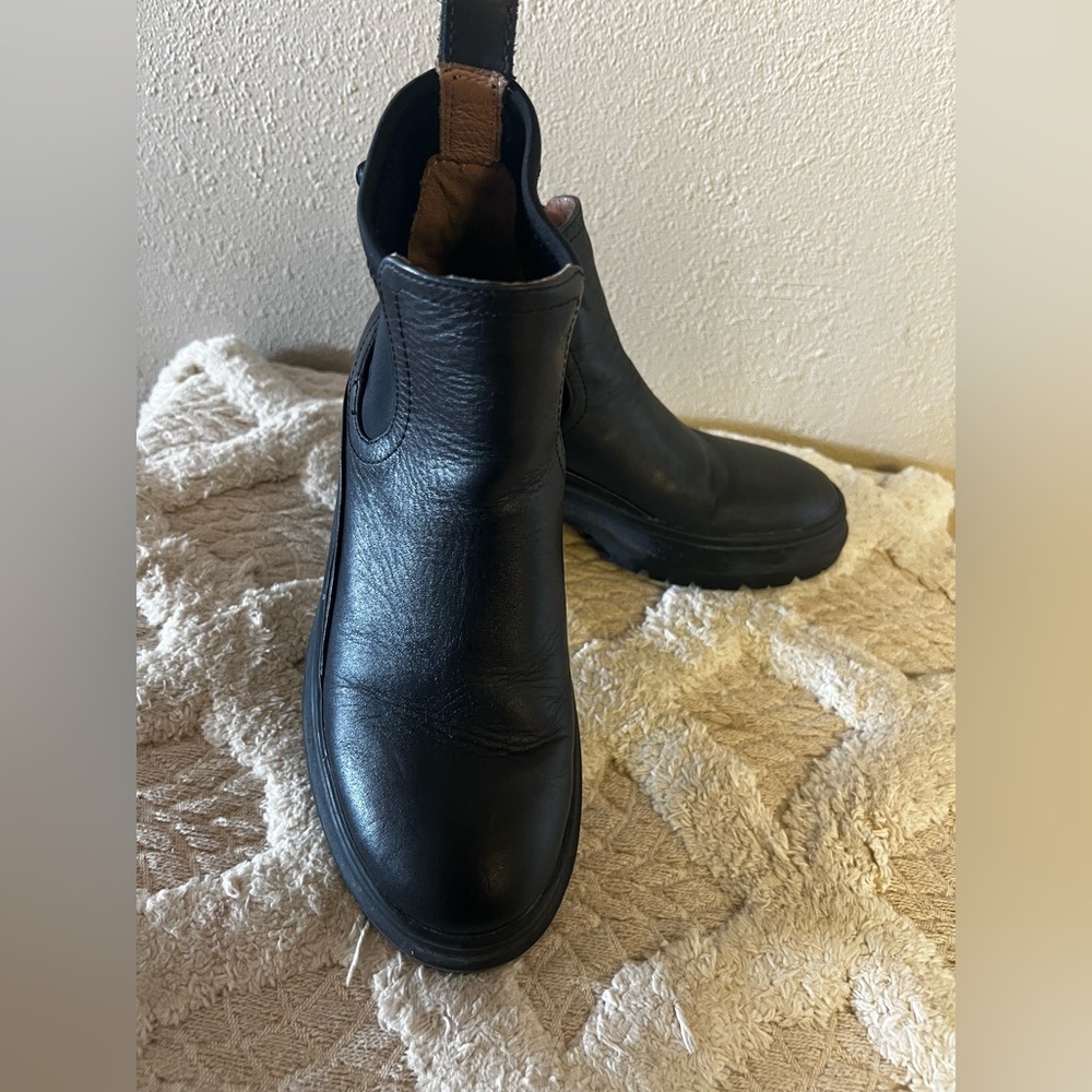 Madewell Classic Black Leather Chelsea Boots size 6 EUC